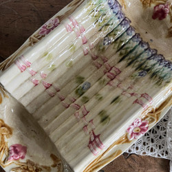 Plat à asperges en barbotine - Faïencerie d'Onnaing