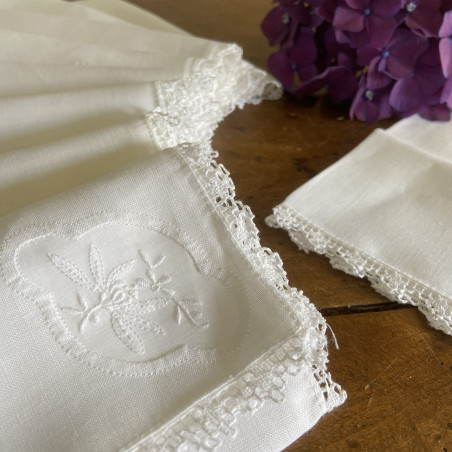 Serviette de table ancienne brodée avec dentelle