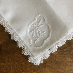 Serviette de table ancienne brodée avec dentelle