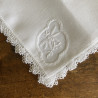 Serviette de table ancienne brodée avec dentelle