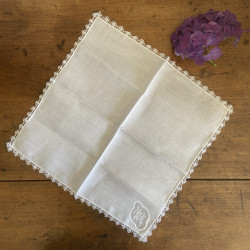 Serviette de table ancienne brodée avec dentelle