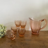 Verres anciens et carafe en verre rose