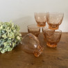 Verres anciens et carafe en verre rose