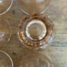 Verres anciens et carafe en verre rose