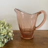 Verres anciens et carafe en verre rose