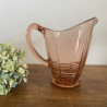 Verres anciens et carafe en verre rose