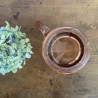 Verres anciens et carafe en verre rose