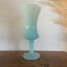 Vase en opaline bleu pastel