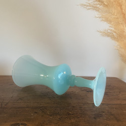 Vase en opaline bleu pastel