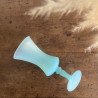 Vase en opaline bleu pastel