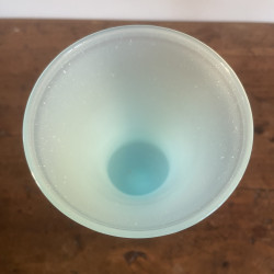 Vase en opaline bleu pastel