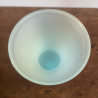 Vase en opaline bleu pastel