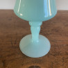 Vase en opaline bleu pastel