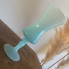 Vase en opaline bleu pastel
