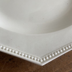 Plat de service - Faïence blanche perlée - Montereau