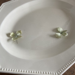 Plat ovale - Faïence blanche perlée - Montereau