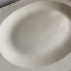 Grand plat ovale - Faïence blanche perlée - Montereau
