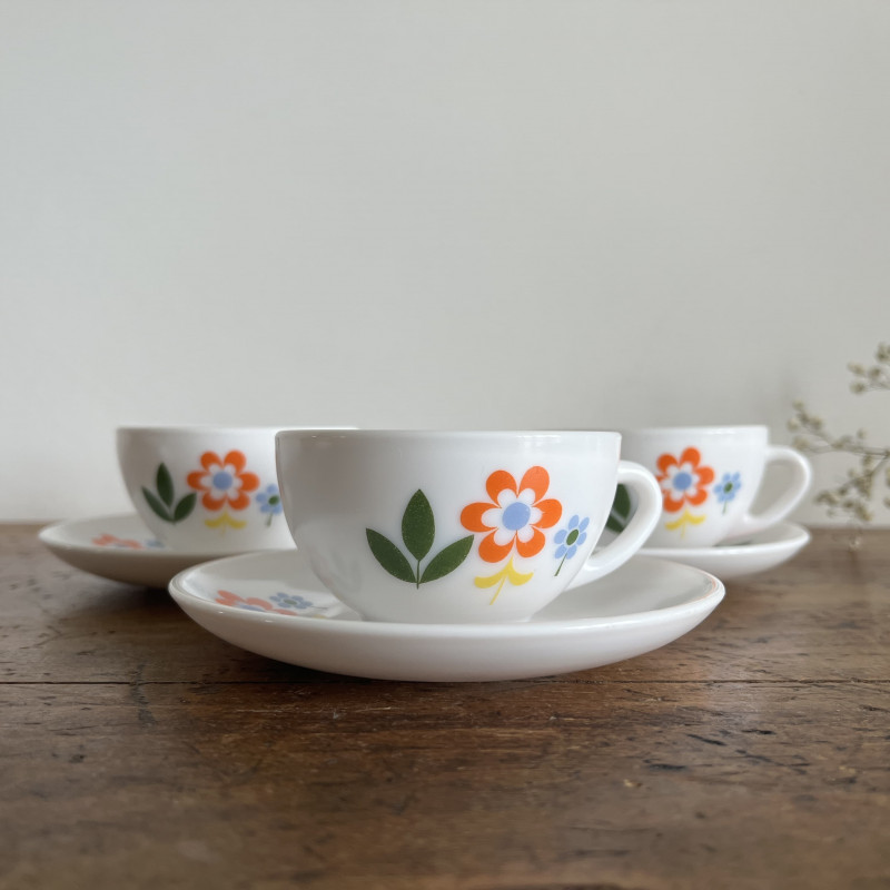 Set de 3 tasses et et leur sous-tasse ARCOPAL modèle FLORE