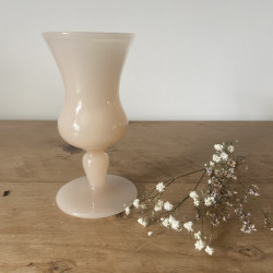 Petit vase en opaline rose poudré